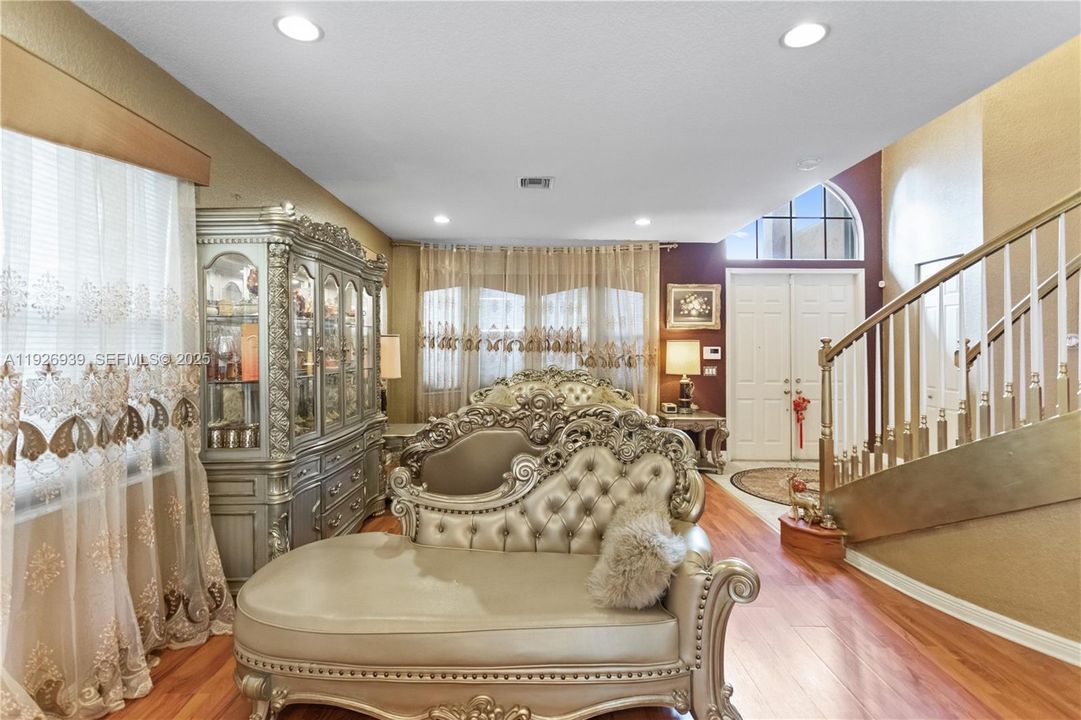 For Sale: $929,000 (5 beds, 3 baths, 3501 Square Feet)