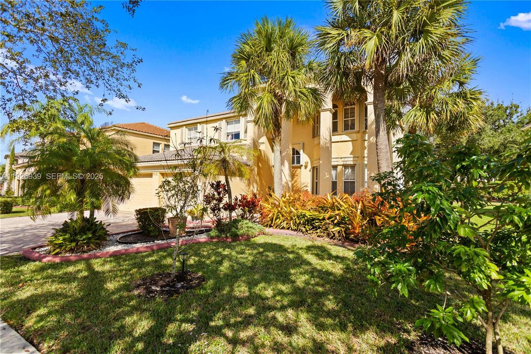 For Sale: $929,000 (5 beds, 3 baths, 3501 Square Feet)