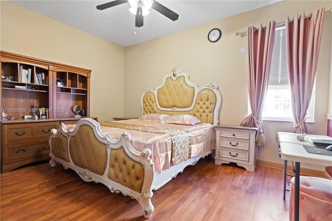 For Sale: $929,000 (5 beds, 3 baths, 3501 Square Feet)