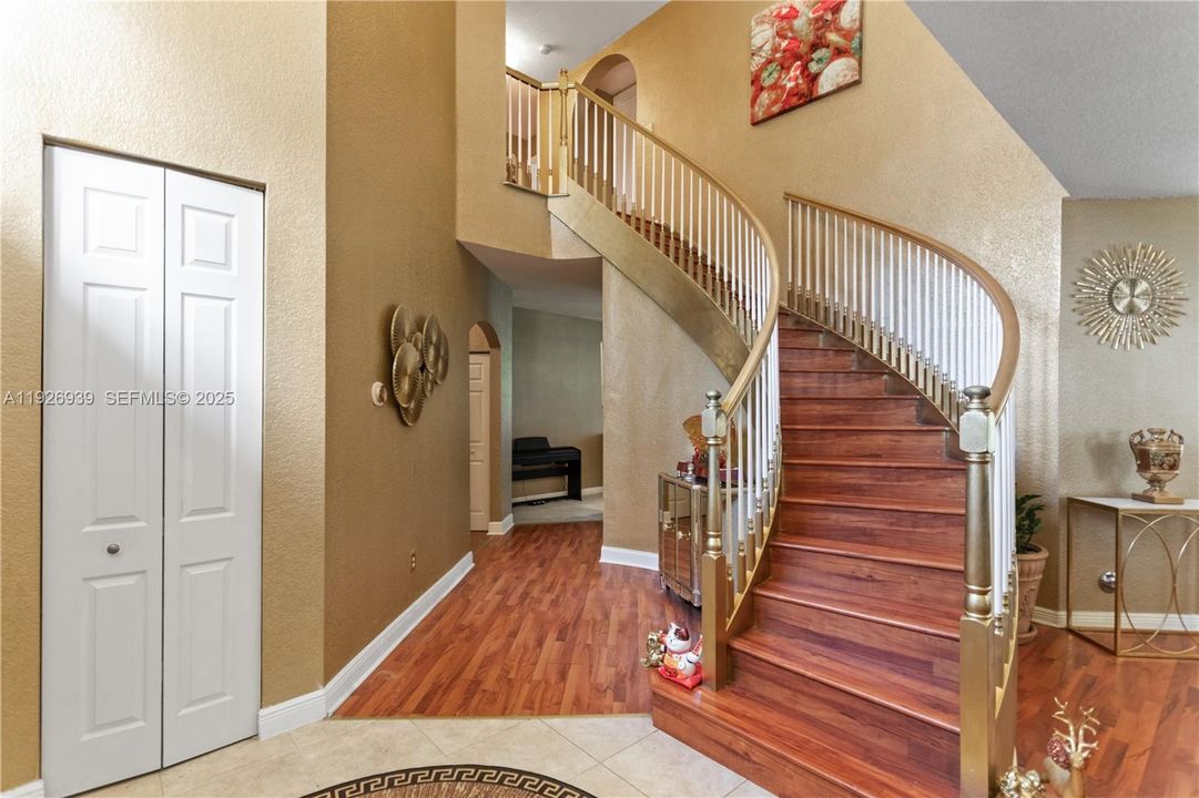 For Sale: $929,000 (5 beds, 3 baths, 3501 Square Feet)