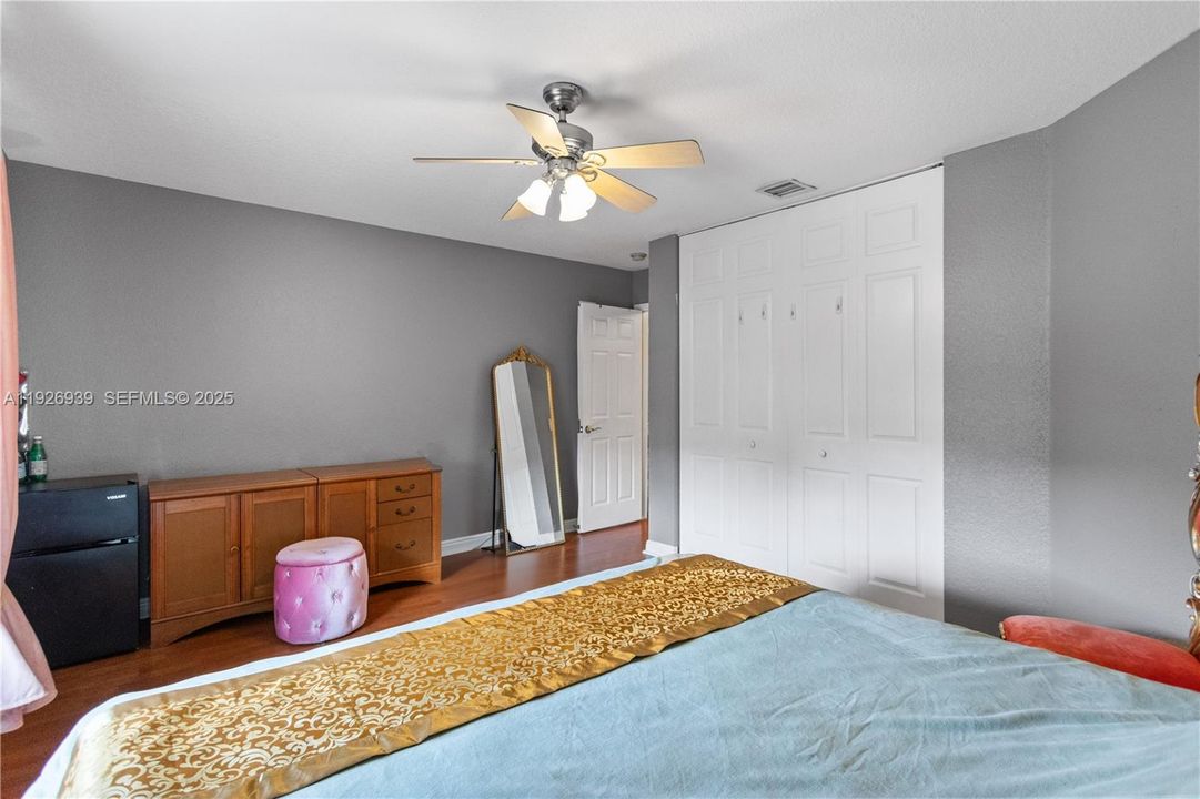 For Sale: $929,000 (5 beds, 3 baths, 3501 Square Feet)