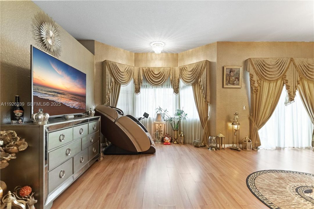 For Sale: $929,000 (5 beds, 3 baths, 3501 Square Feet)