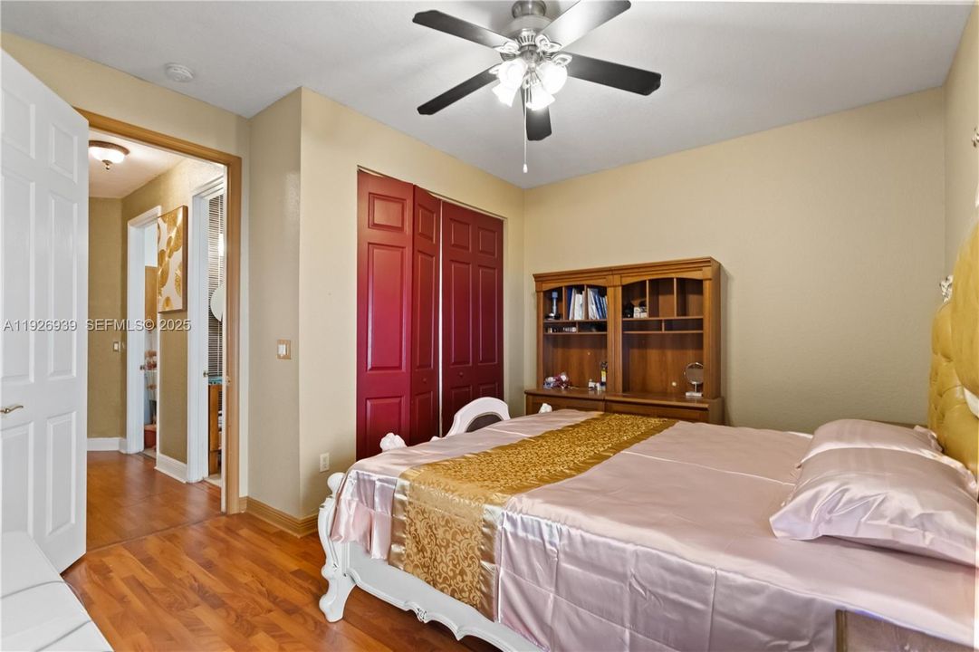 For Sale: $929,000 (5 beds, 3 baths, 3501 Square Feet)