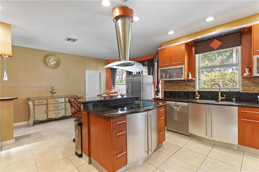 For Sale: $929,000 (5 beds, 3 baths, 3501 Square Feet)