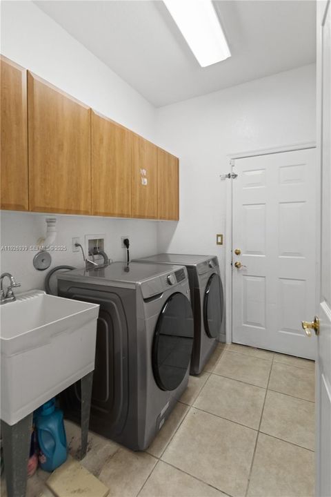 For Sale: $929,000 (5 beds, 3 baths, 3501 Square Feet)