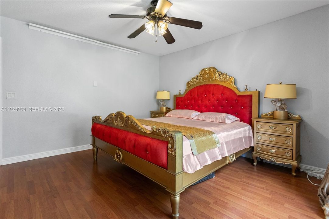 For Sale: $929,000 (5 beds, 3 baths, 3501 Square Feet)