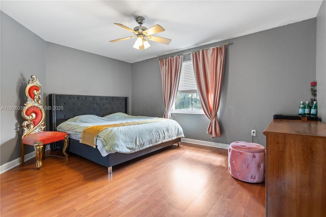 For Sale: $929,000 (5 beds, 3 baths, 3501 Square Feet)