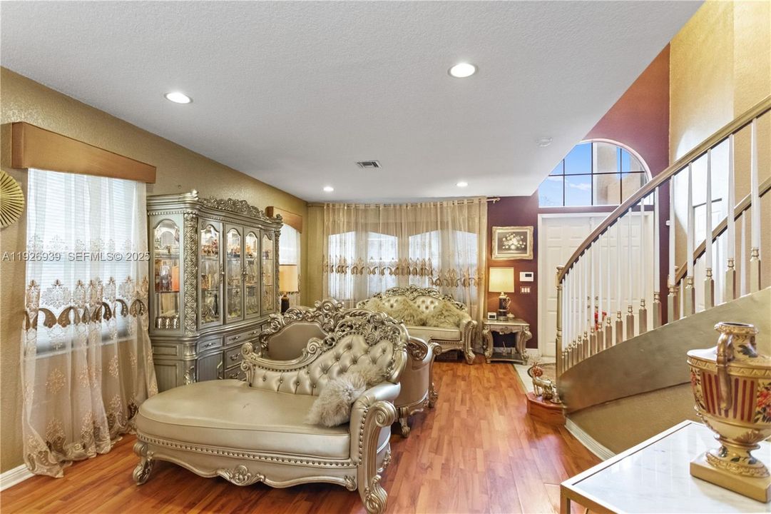 For Sale: $929,000 (5 beds, 3 baths, 3501 Square Feet)