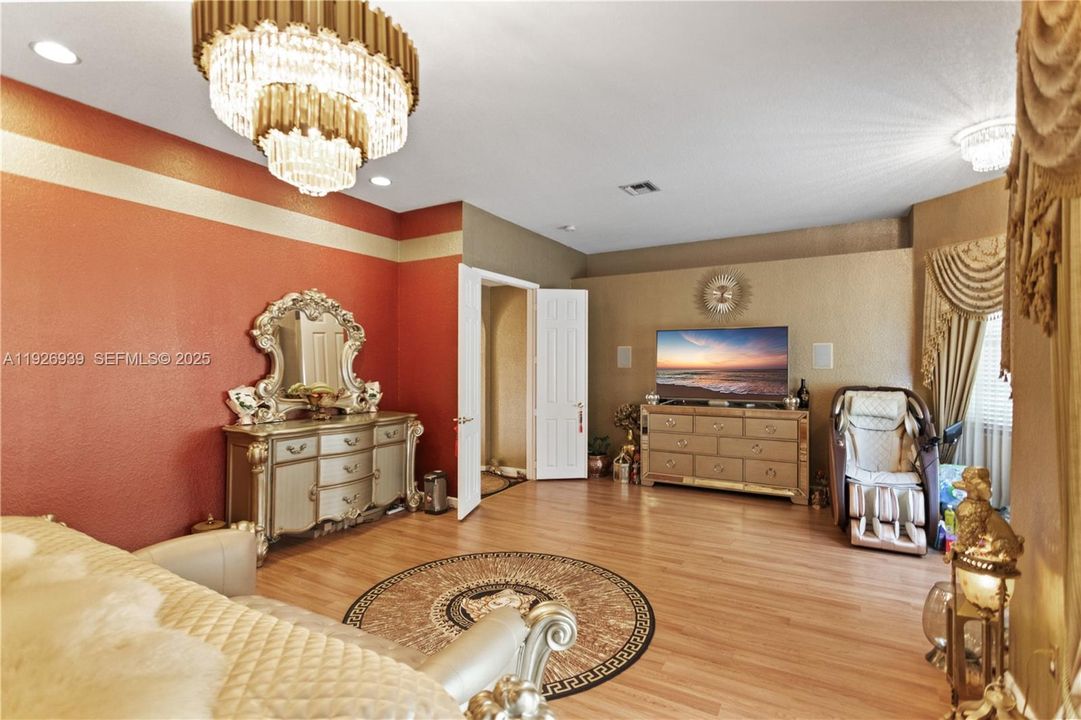 For Sale: $929,000 (5 beds, 3 baths, 3501 Square Feet)