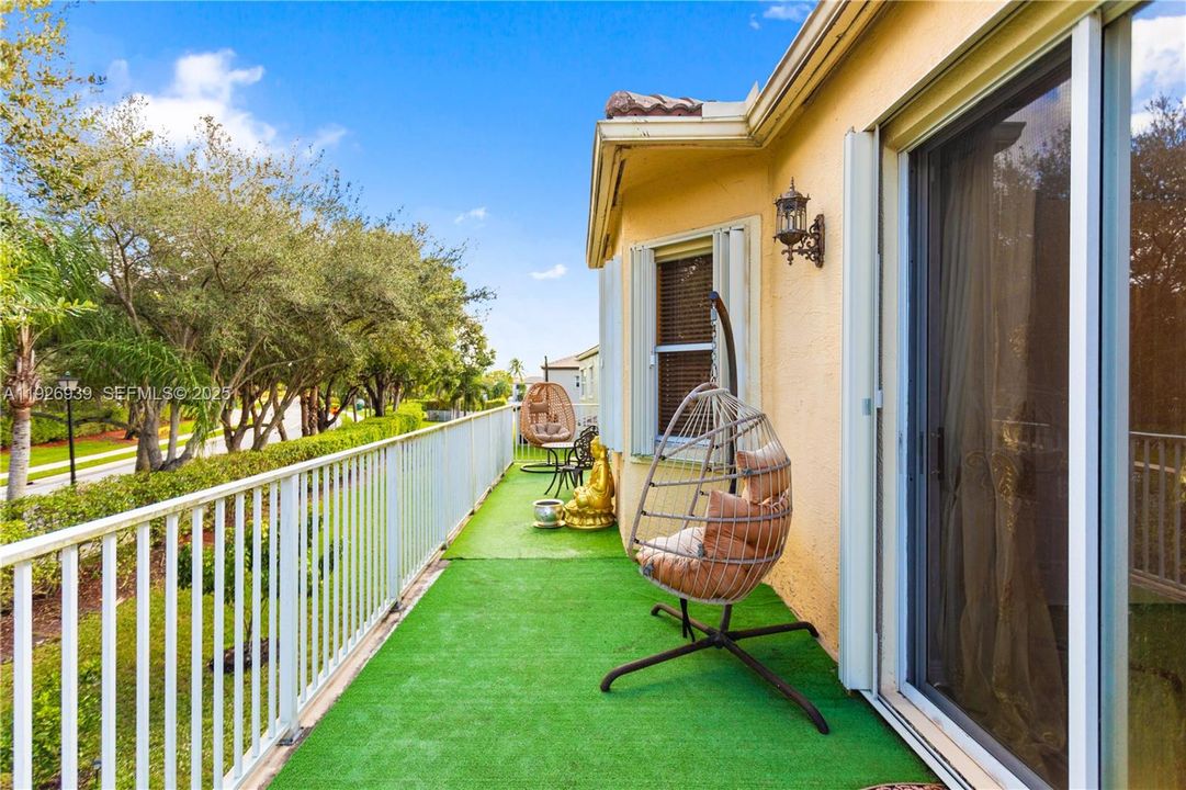 For Sale: $929,000 (5 beds, 3 baths, 3501 Square Feet)