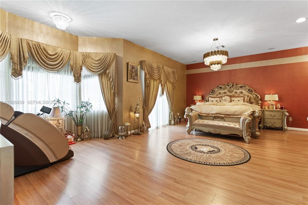 For Sale: $929,000 (5 beds, 3 baths, 3501 Square Feet)