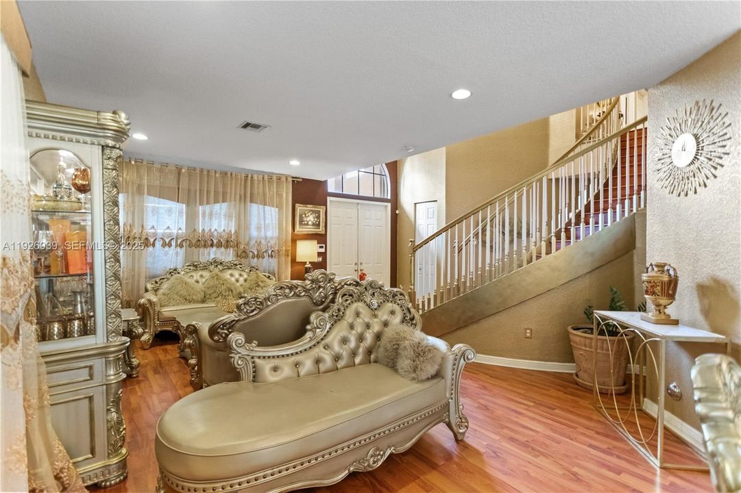 For Sale: $929,000 (5 beds, 3 baths, 3501 Square Feet)