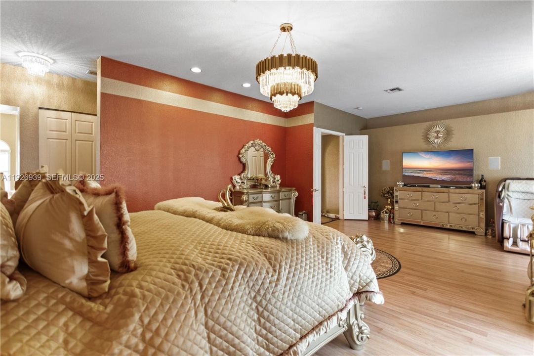 For Sale: $929,000 (5 beds, 3 baths, 3501 Square Feet)