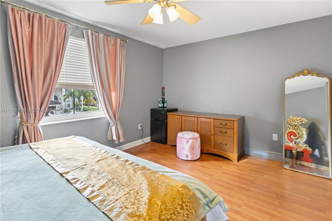 For Sale: $929,000 (5 beds, 3 baths, 3501 Square Feet)