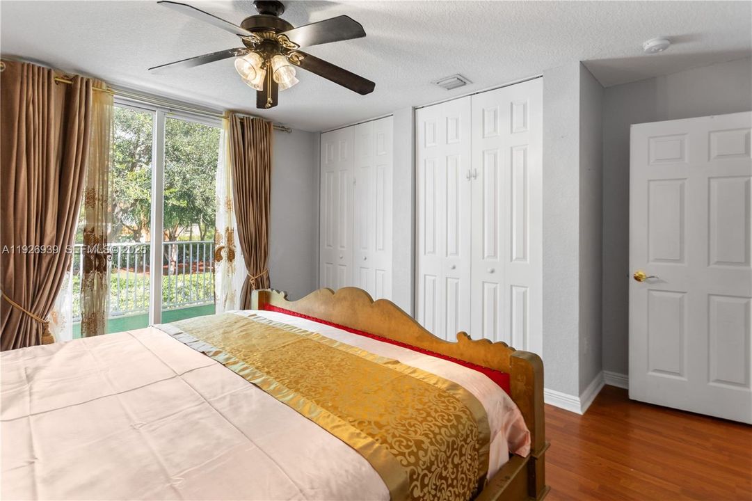 For Sale: $929,000 (5 beds, 3 baths, 3501 Square Feet)