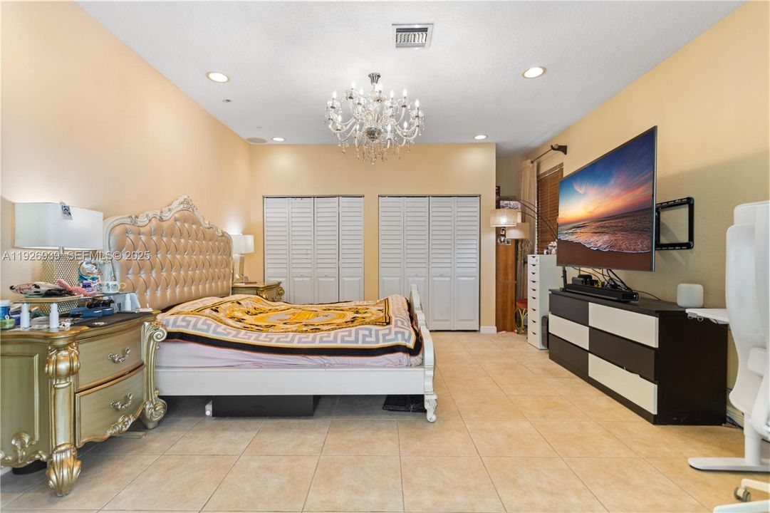 For Sale: $929,000 (5 beds, 3 baths, 3501 Square Feet)