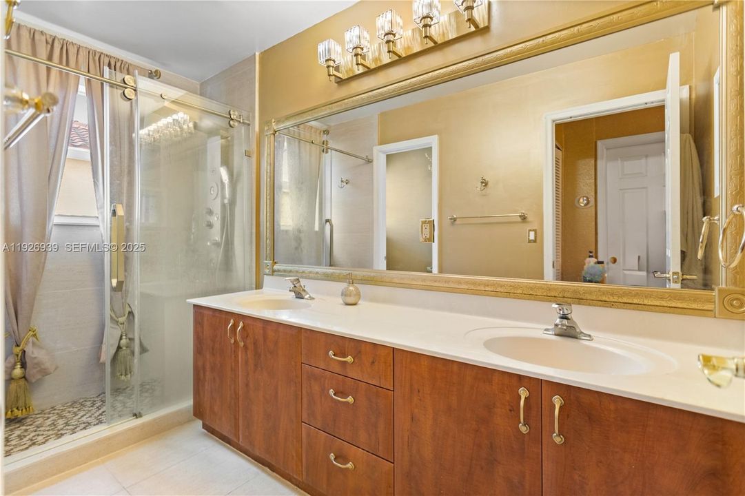 For Sale: $929,000 (5 beds, 3 baths, 3501 Square Feet)