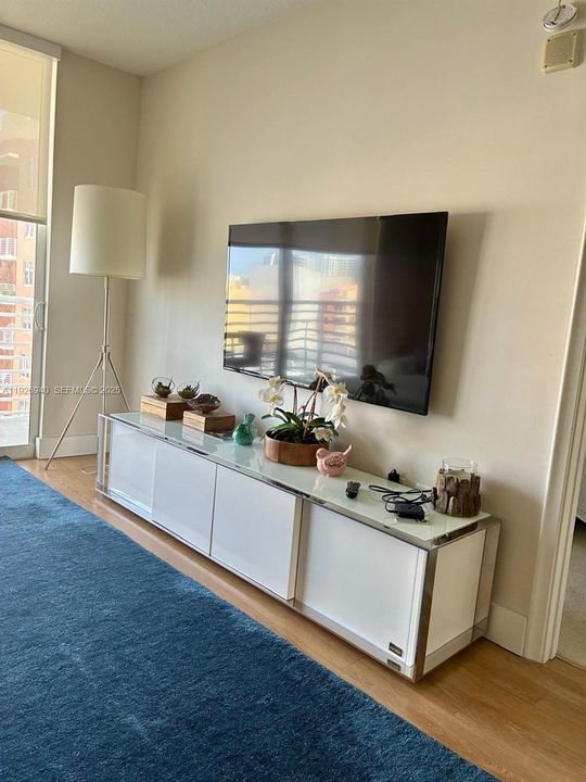 For Rent: $2,750 (2 beds, 2 baths, 1070 Square Feet)