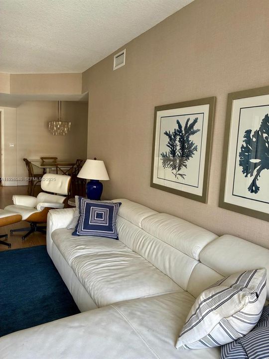 For Rent: $2,750 (2 beds, 2 baths, 1070 Square Feet)