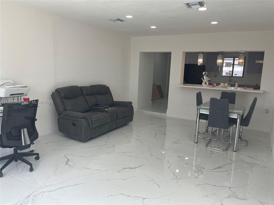 出租: $2,200 (2 贝兹, 1 浴室, 1310 平方英尺)