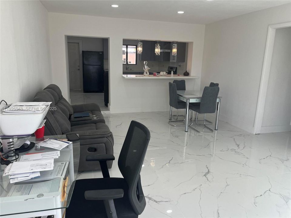 出租: $2,200 (2 贝兹, 1 浴室, 1310 平方英尺)