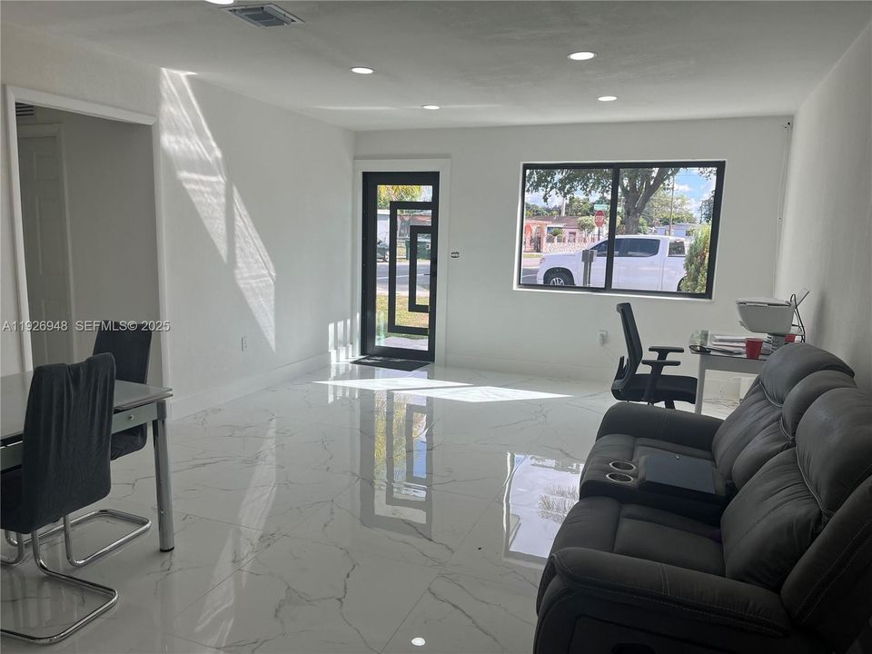 出租: $2,200 (2 贝兹, 1 浴室, 1310 平方英尺)