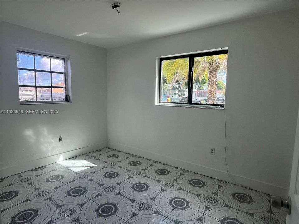 出租: $2,200 (2 贝兹, 1 浴室, 1310 平方英尺)