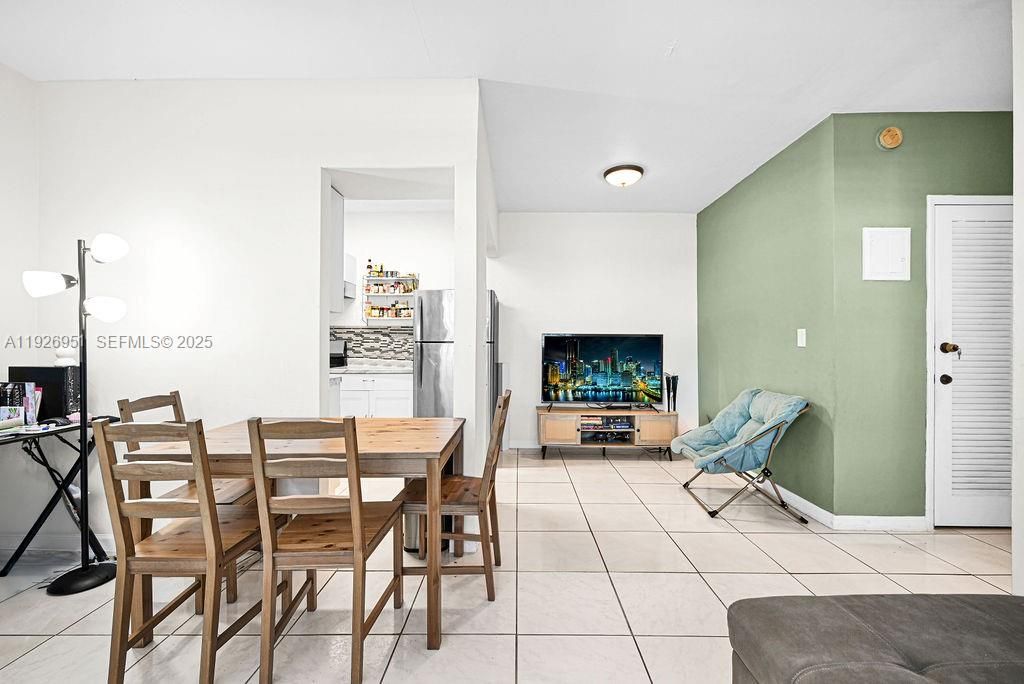 For Rent: $1,850 (1 beds, 1 baths, 555 Square Feet)