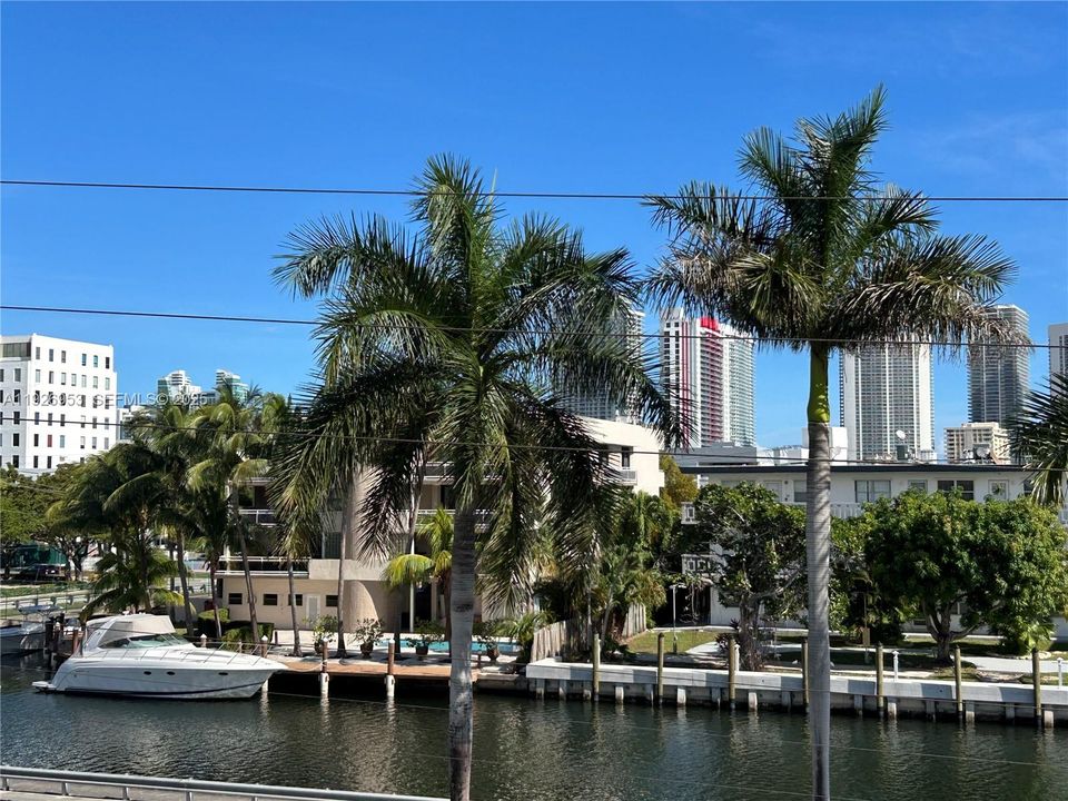 В аренду: $1,900 (2 спален, 2 ванн, 965 Квадратных фут)