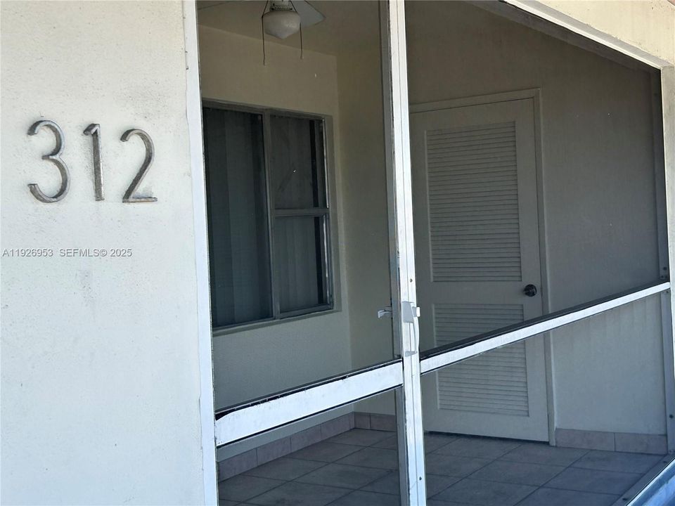 В аренду: $1,900 (2 спален, 2 ванн, 965 Квадратных фут)