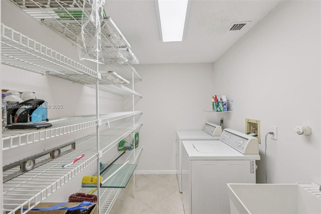 En Venta: $669,000 (3 camas, 2 baños, 1928 Pies cuadrados)