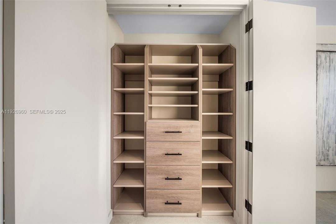 For Sale: $1,050,000 (1 beds, 1 baths, 859 Square Feet)