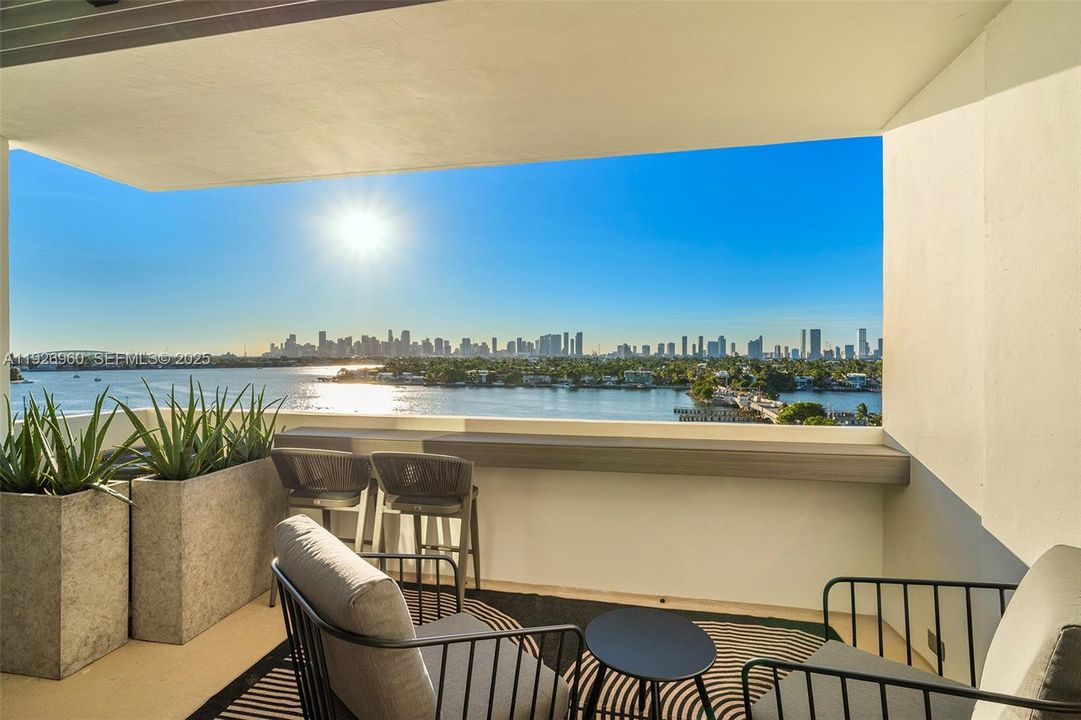 For Sale: $1,050,000 (1 beds, 1 baths, 859 Square Feet)