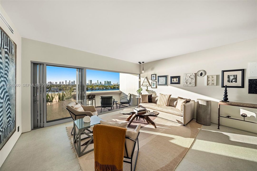 For Sale: $1,050,000 (1 beds, 1 baths, 859 Square Feet)