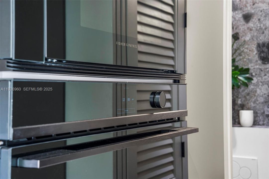 For Sale: $1,050,000 (1 beds, 1 baths, 859 Square Feet)