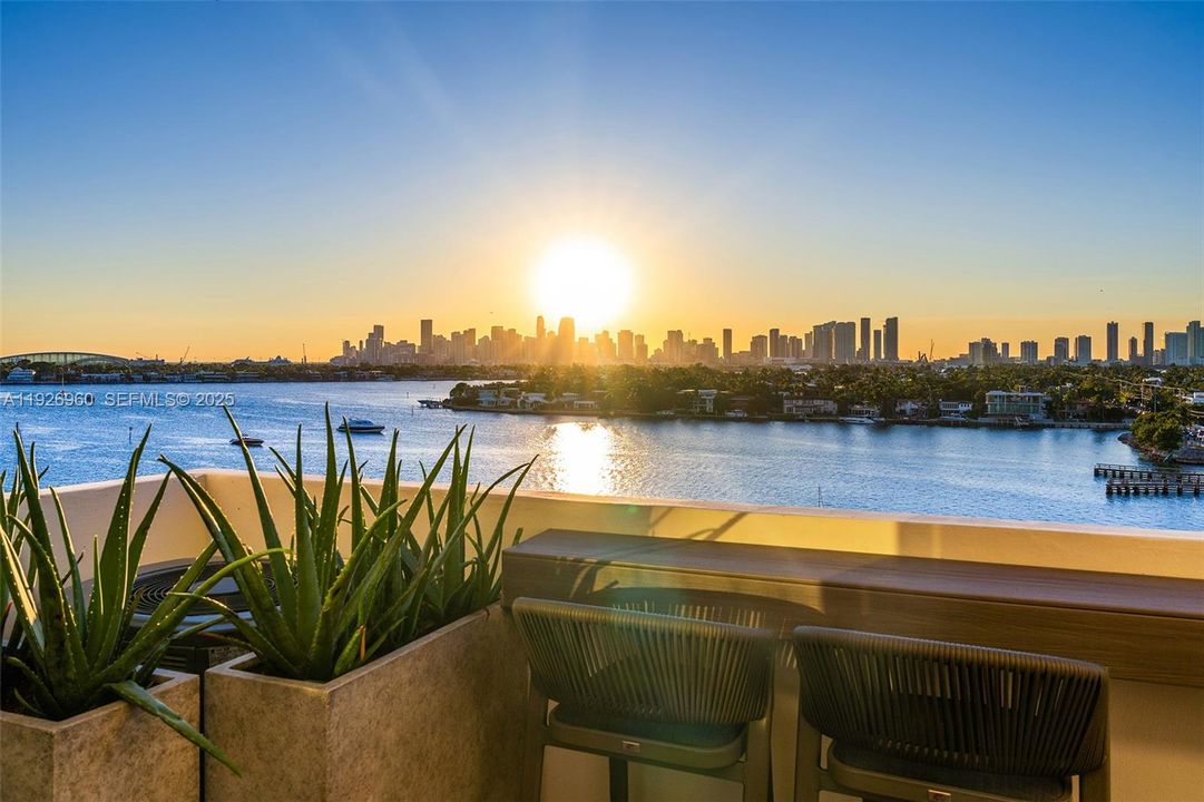 For Sale: $1,050,000 (1 beds, 1 baths, 859 Square Feet)