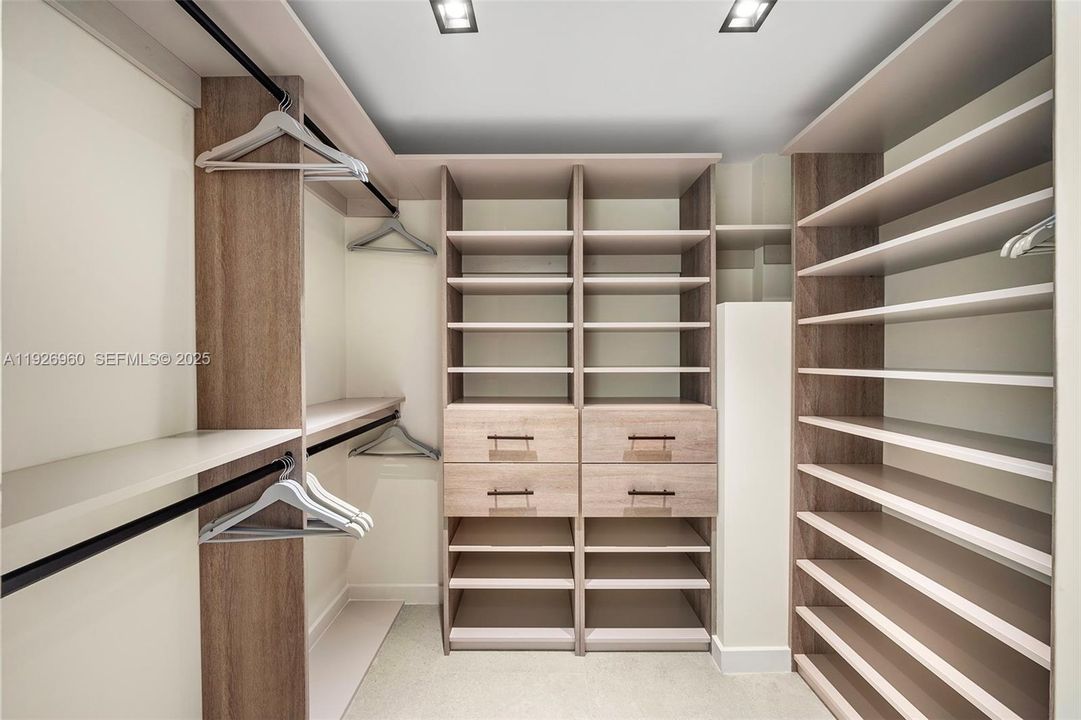 For Sale: $1,050,000 (1 beds, 1 baths, 859 Square Feet)