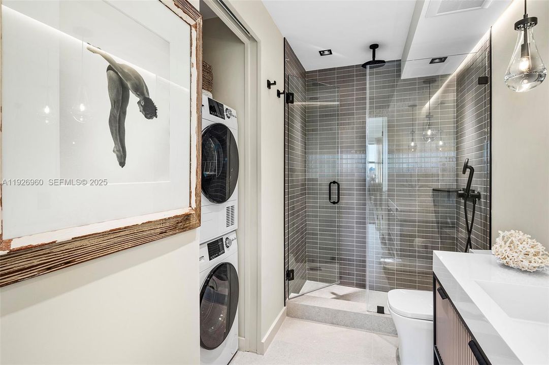 For Sale: $1,050,000 (1 beds, 1 baths, 859 Square Feet)