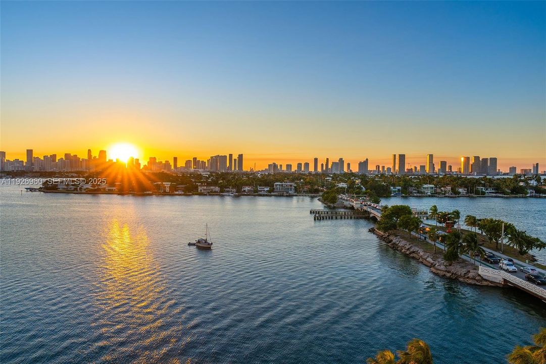 For Sale: $1,050,000 (1 beds, 1 baths, 859 Square Feet)