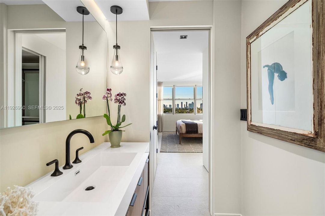 For Sale: $1,050,000 (1 beds, 1 baths, 859 Square Feet)