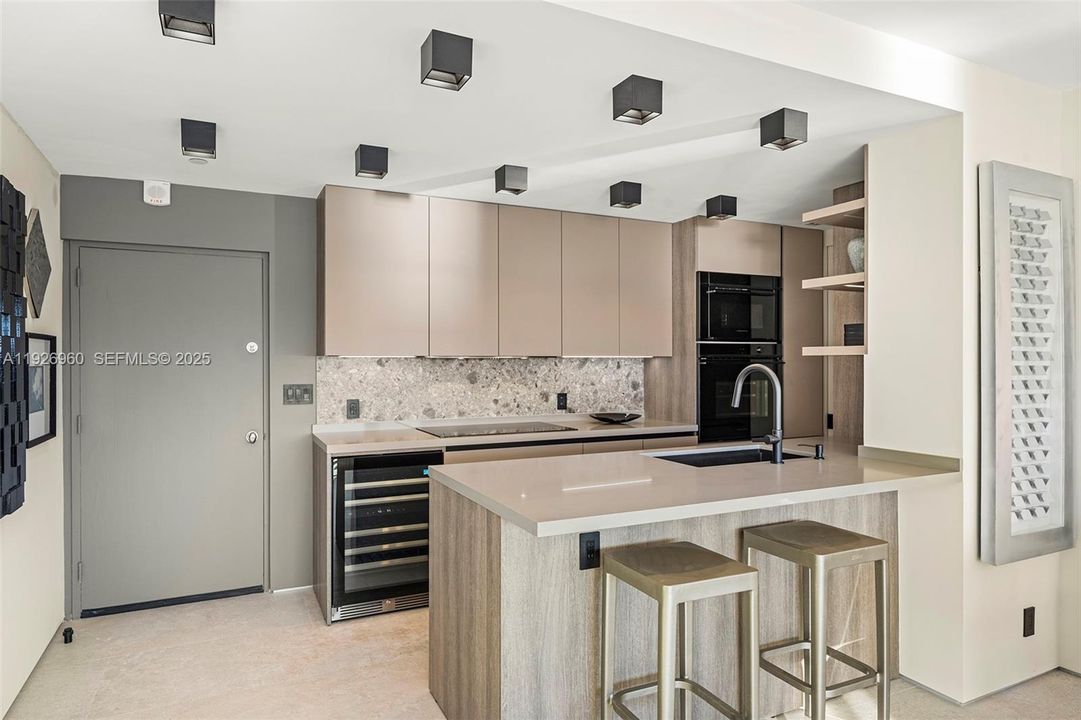 For Sale: $1,050,000 (1 beds, 1 baths, 859 Square Feet)