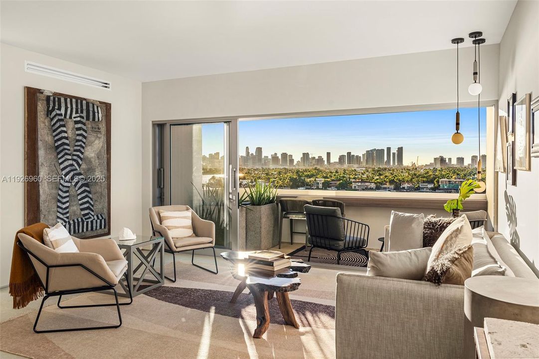For Sale: $1,050,000 (1 beds, 1 baths, 859 Square Feet)