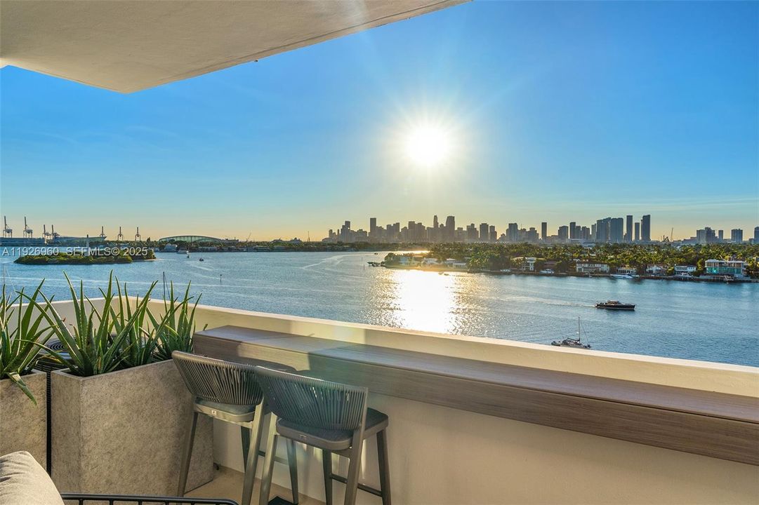 For Sale: $1,050,000 (1 beds, 1 baths, 859 Square Feet)