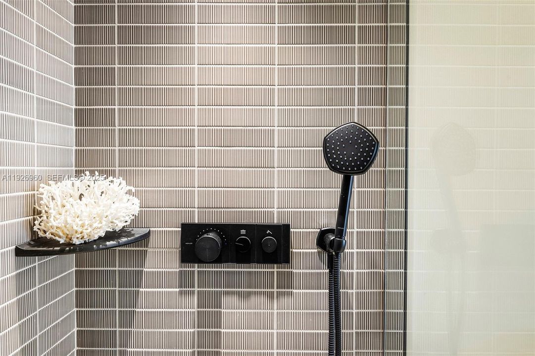 For Sale: $1,050,000 (1 beds, 1 baths, 859 Square Feet)