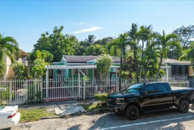 For Sale: $1,550,000 (0.17 acres)