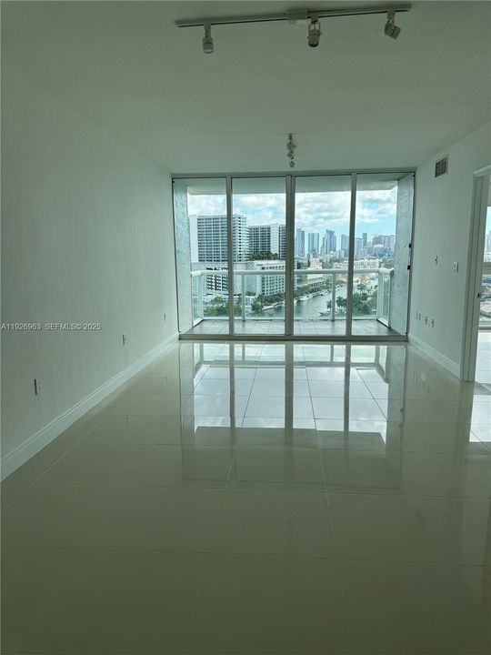 出租: $3,150 (2 贝兹, 2 浴室, 1002 平方英尺)