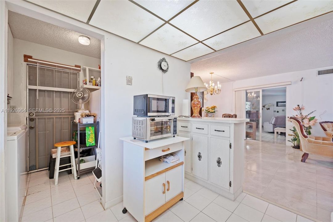 For Sale: $550,000 (3 beds, 2 baths, 1647 Square Feet)