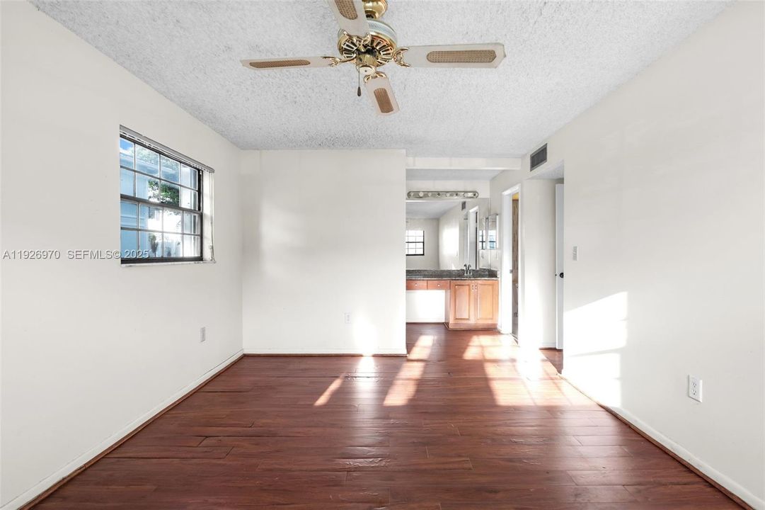 待售: $149,900 (2 贝兹, 2 浴室, 1070 平方英尺)