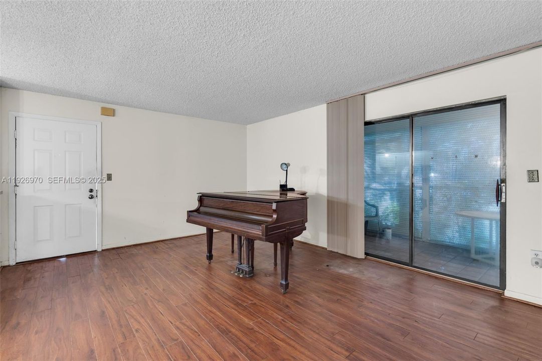 待售: $149,900 (2 贝兹, 2 浴室, 1070 平方英尺)