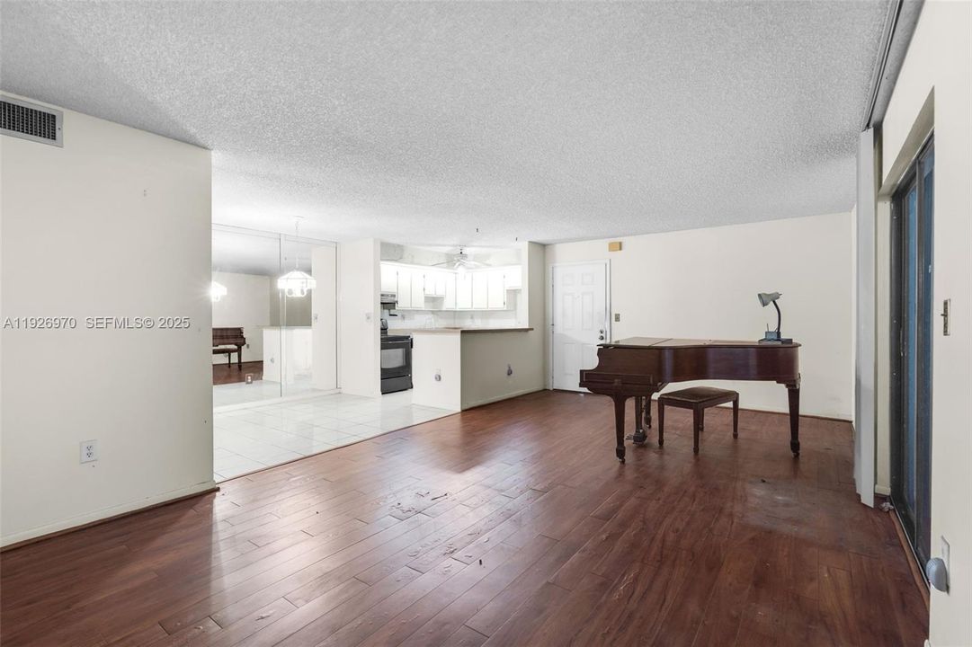 待售: $149,900 (2 贝兹, 2 浴室, 1070 平方英尺)